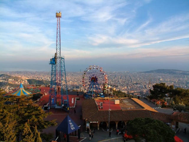Le parc sans âge de Tibidabo et sa vue
